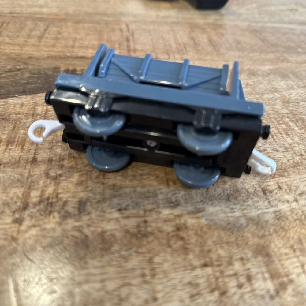 Trackmaster Thomas & Friends Train Tank Engine - Tipping Cargo Car- TOMY Gray